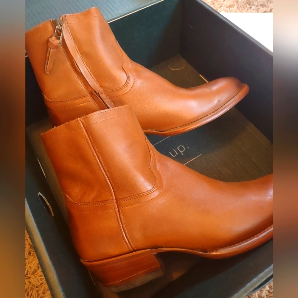 Tecovas boots, style the Jenny, in honey calf leather, size 8.